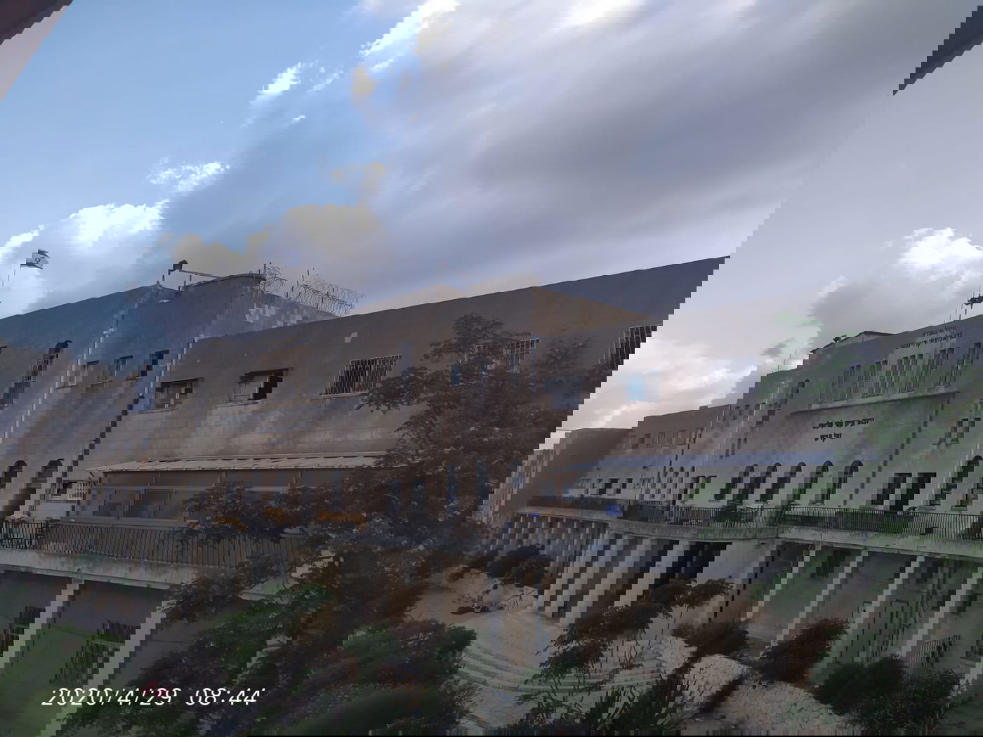 על הגג: דגל ישראל; בפנים: היכל חשוך וריק  • צפו