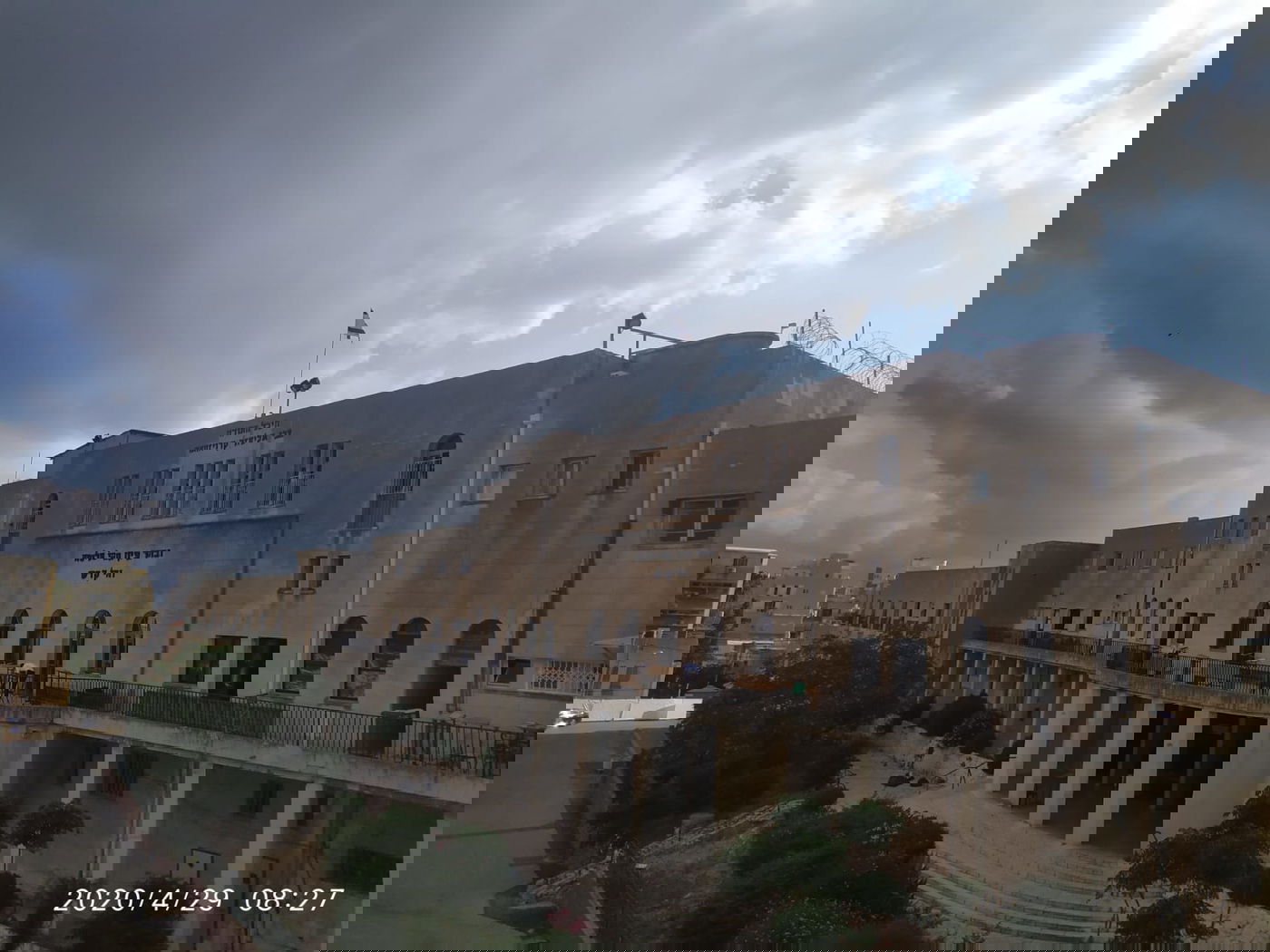 על הגג: דגל ישראל; בפנים: היכל חשוך וריק  • צפו