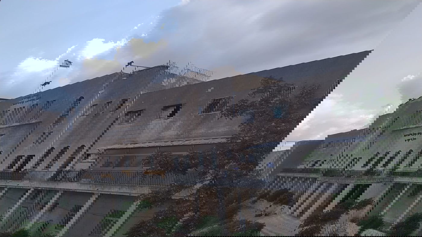 על הגג: דגל ישראל; בפנים: היכל חשוך וריק  • צפו