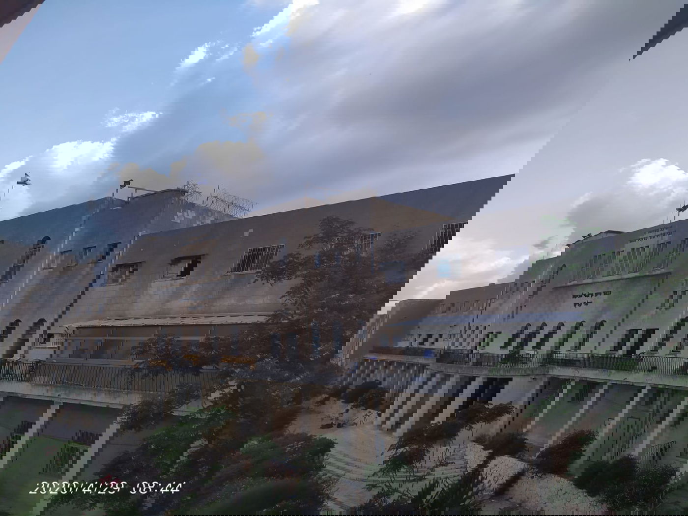 על הגג: דגל ישראל; בפנים: היכל חשוך וריק  • צפו