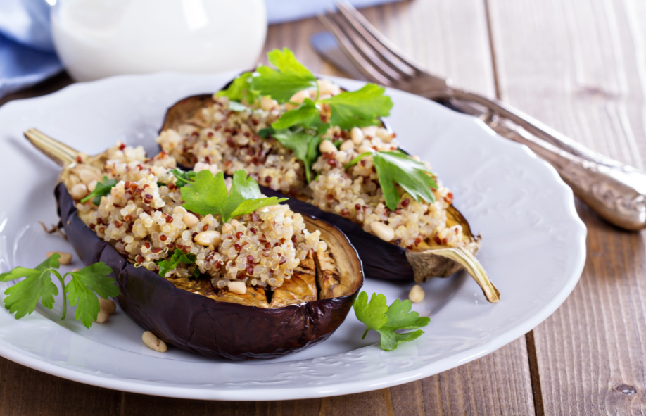 חציל ממולא בקינואה וירקות עם זילוף של טחינה