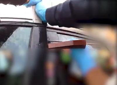 שוטרים חילצו תינוק בן שנה שננעל ברכב אביו  • צפו