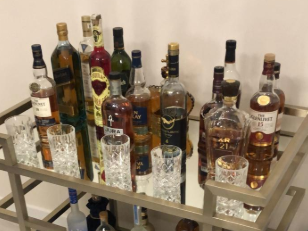 אכל מצות,  נפרד מהגויה ושפך את ה'משקה'