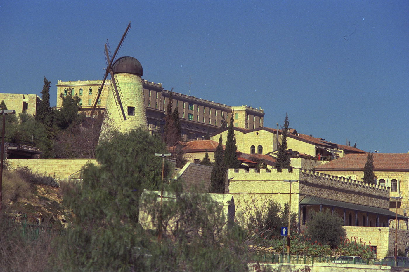משכנות שאננים, 1990