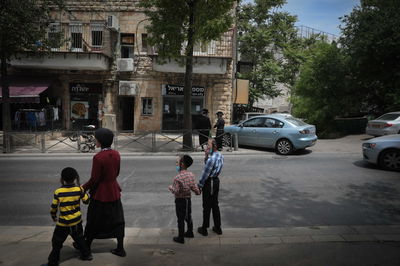 ילדים ברחוב שטראוס היום, אילוסטרציה