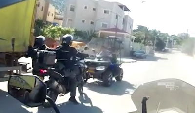 בן 11 הרכיב את אחיו בן ה-7 על טרקטורון • צפו