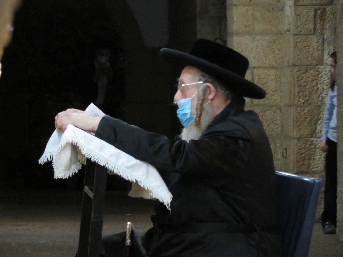 בשטח הפתוח - עטוי במסיכה: הטיש המיוחד של הרבי מקאמרנא