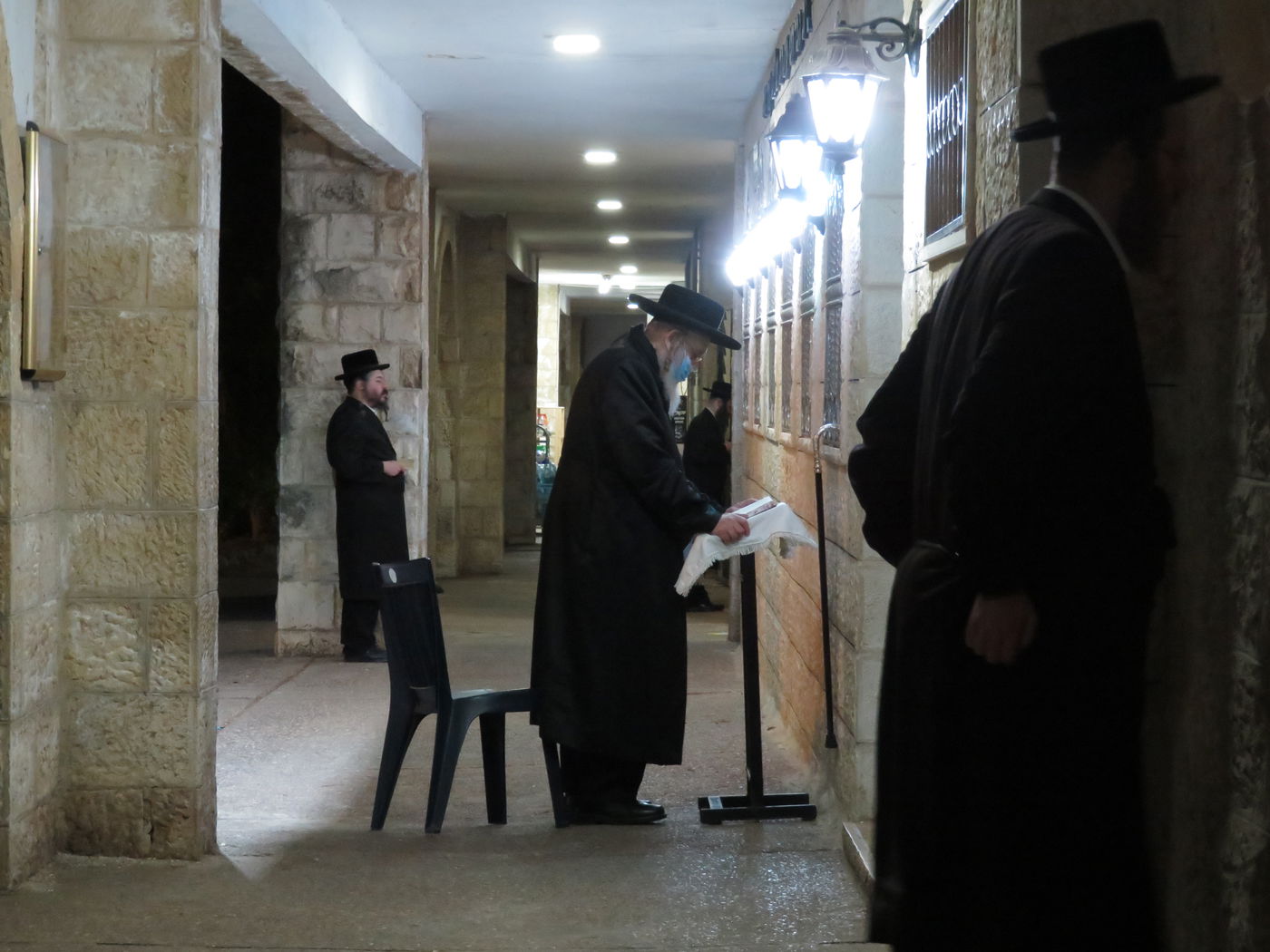 בשטח הפתוח - עטוי במסיכה: הטיש המיוחד של הרבי מקאמרנא