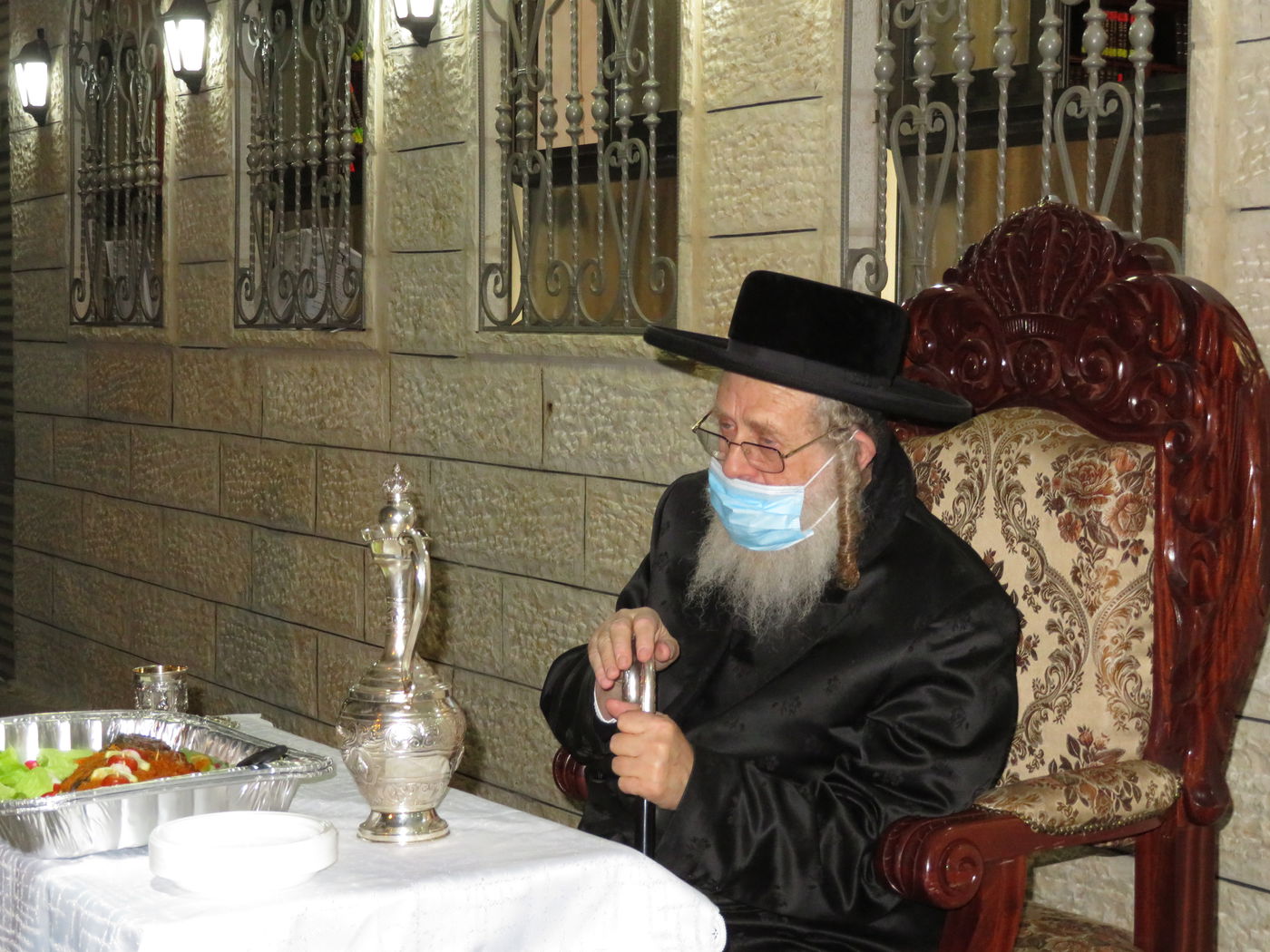 בשטח הפתוח - עטוי במסיכה: הטיש המיוחד של הרבי מקאמרנא