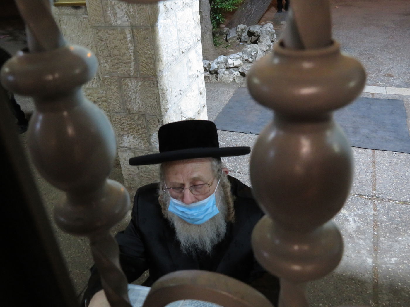 בשטח הפתוח - עטוי במסיכה: הטיש המיוחד של הרבי מקאמרנא