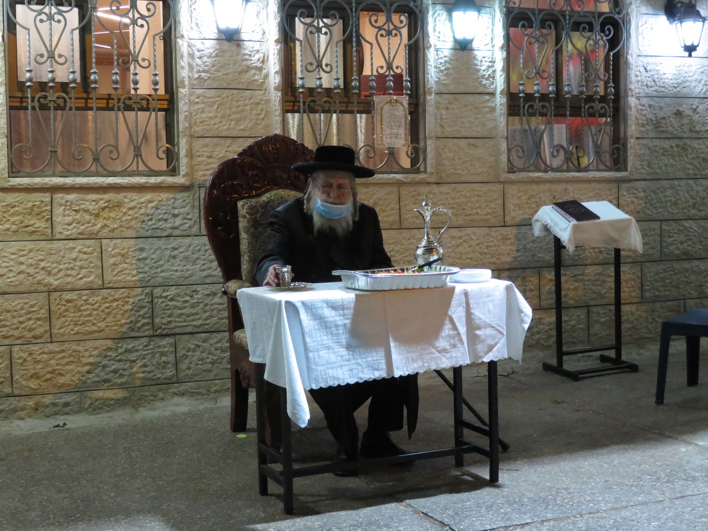 בשטח הפתוח - עטוי במסיכה: הטיש המיוחד של הרבי מקאמרנא