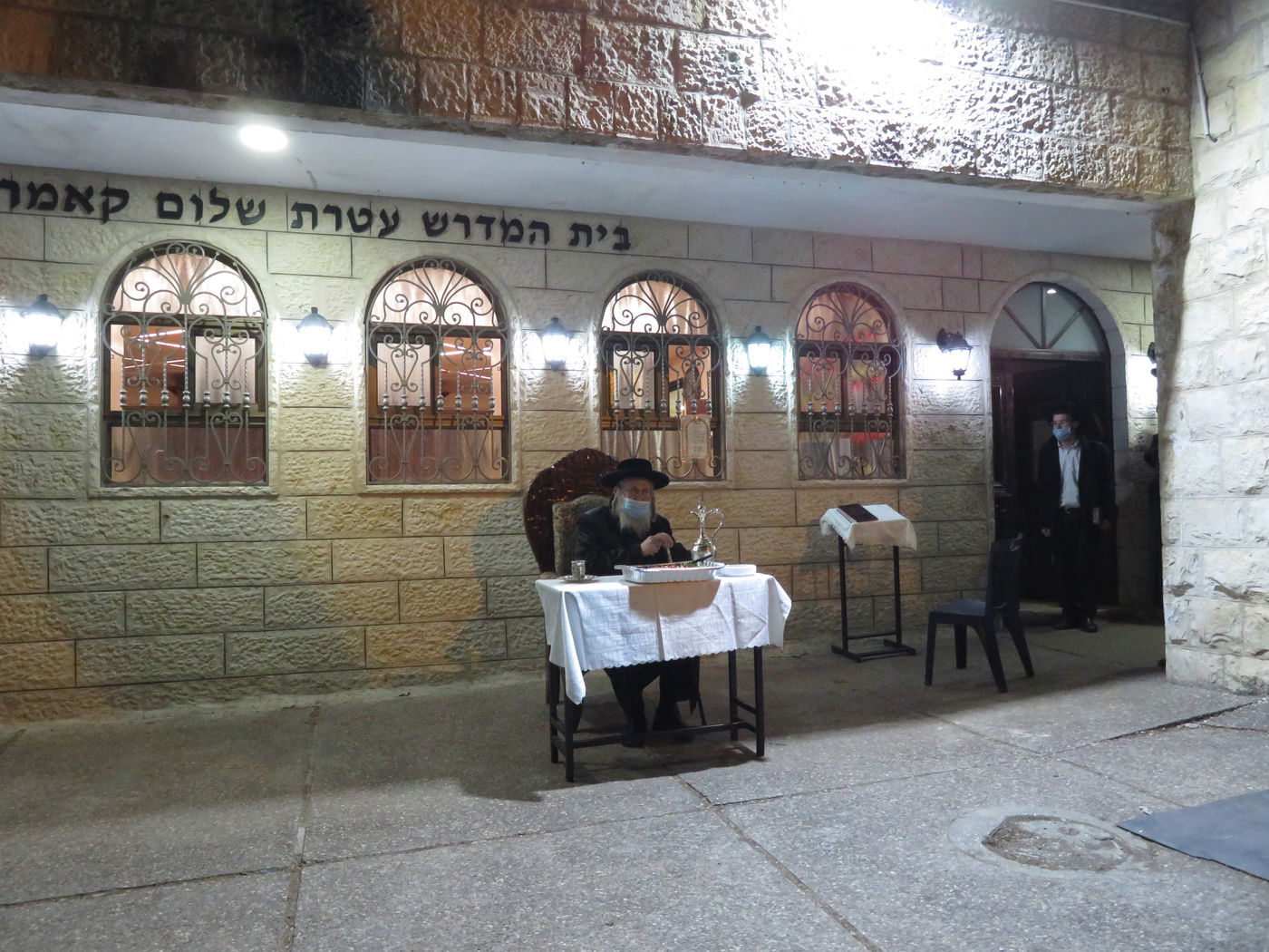 בשטח הפתוח - עטוי במסיכה: הטיש המיוחד של הרבי מקאמרנא