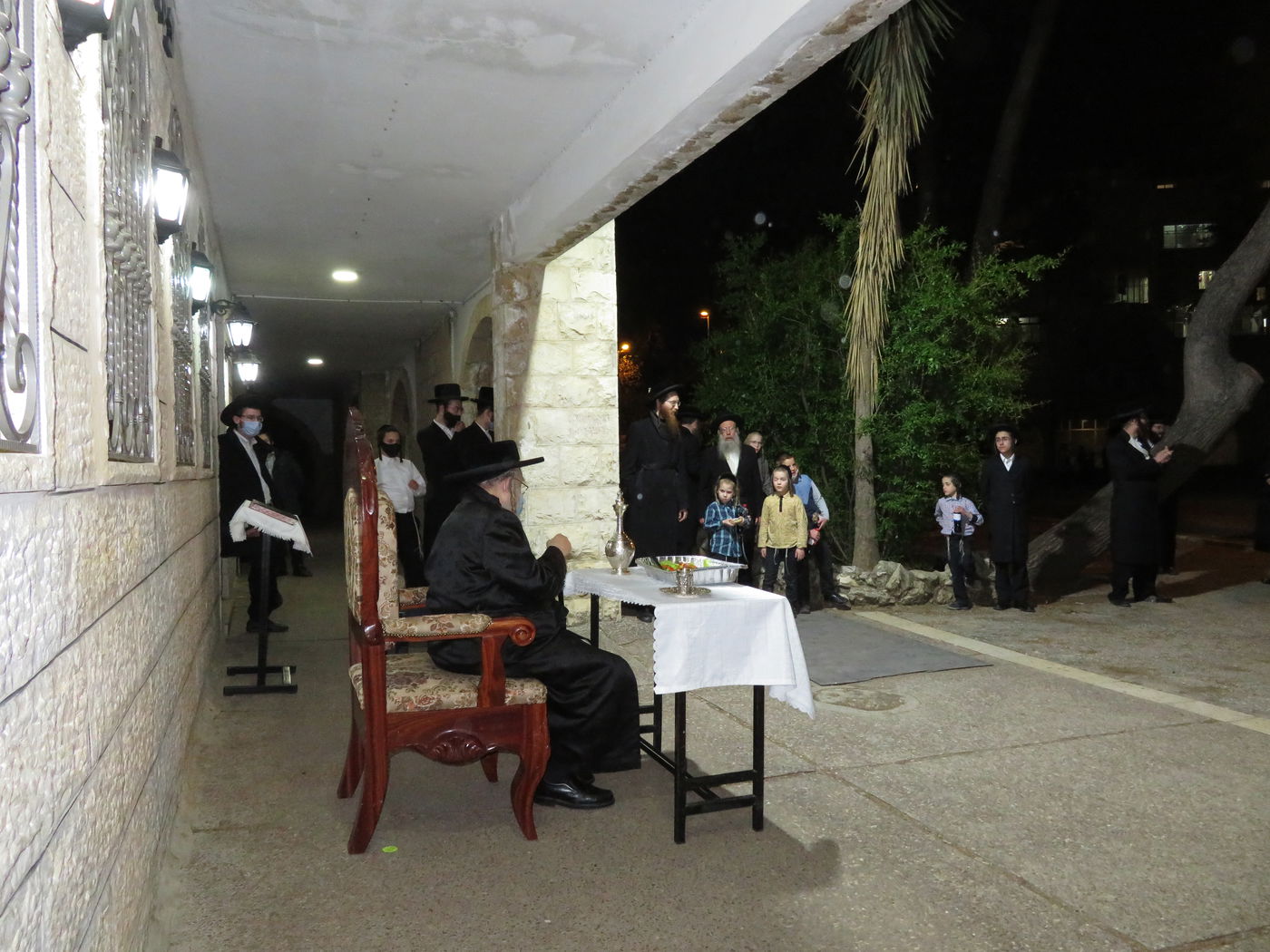 בשטח הפתוח - עטוי במסיכה: הטיש המיוחד של הרבי מקאמרנא