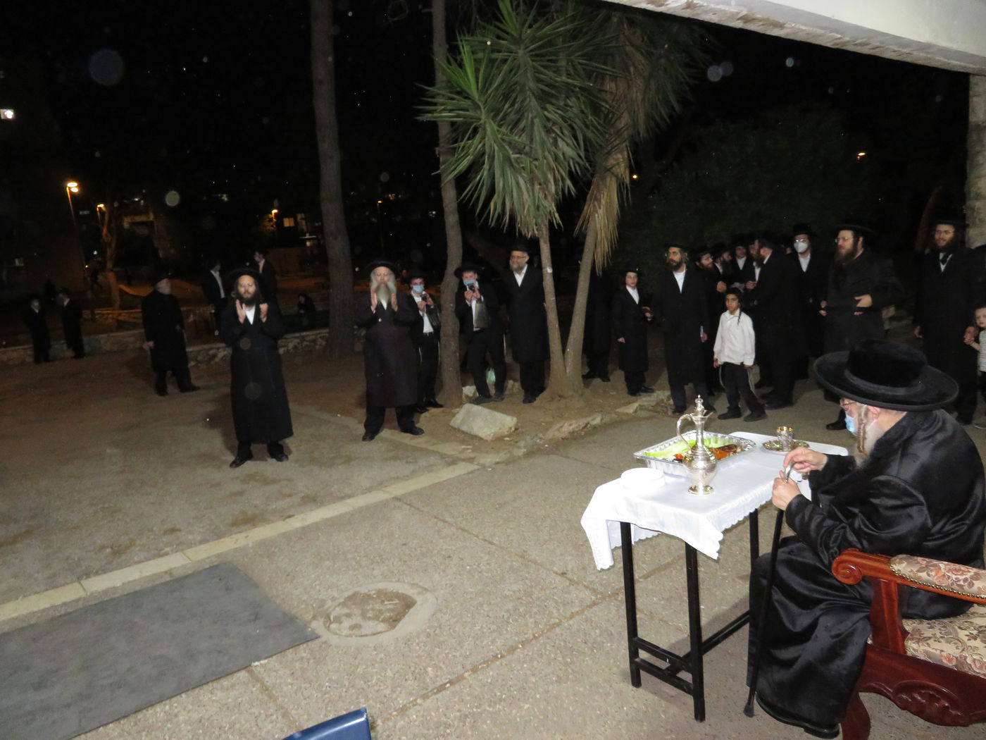 בשטח הפתוח - עטוי במסיכה: הטיש המיוחד של הרבי מקאמרנא