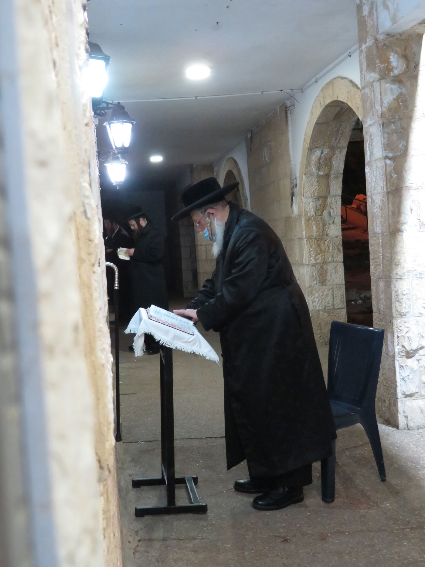 בשטח הפתוח - עטוי במסיכה: הטיש המיוחד של הרבי מקאמרנא