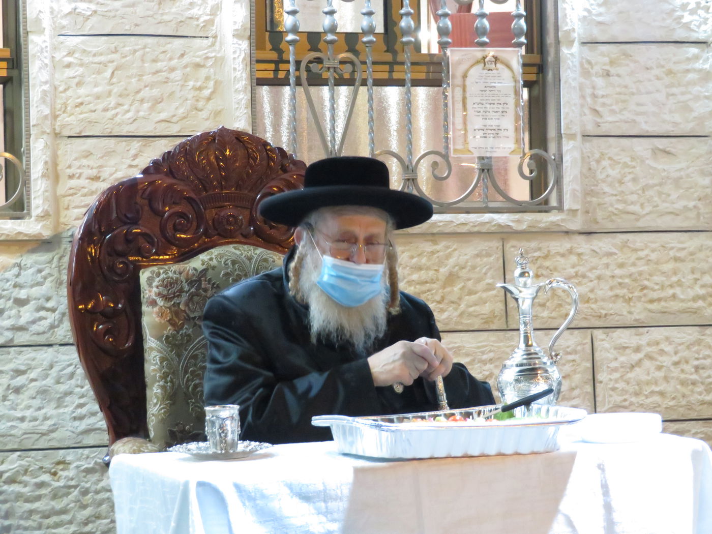 בשטח הפתוח - עטוי במסיכה: הטיש המיוחד של הרבי מקאמרנא