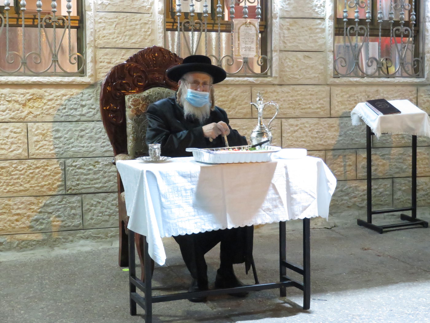 בשטח הפתוח - עטוי במסיכה: הטיש המיוחד של הרבי מקאמרנא