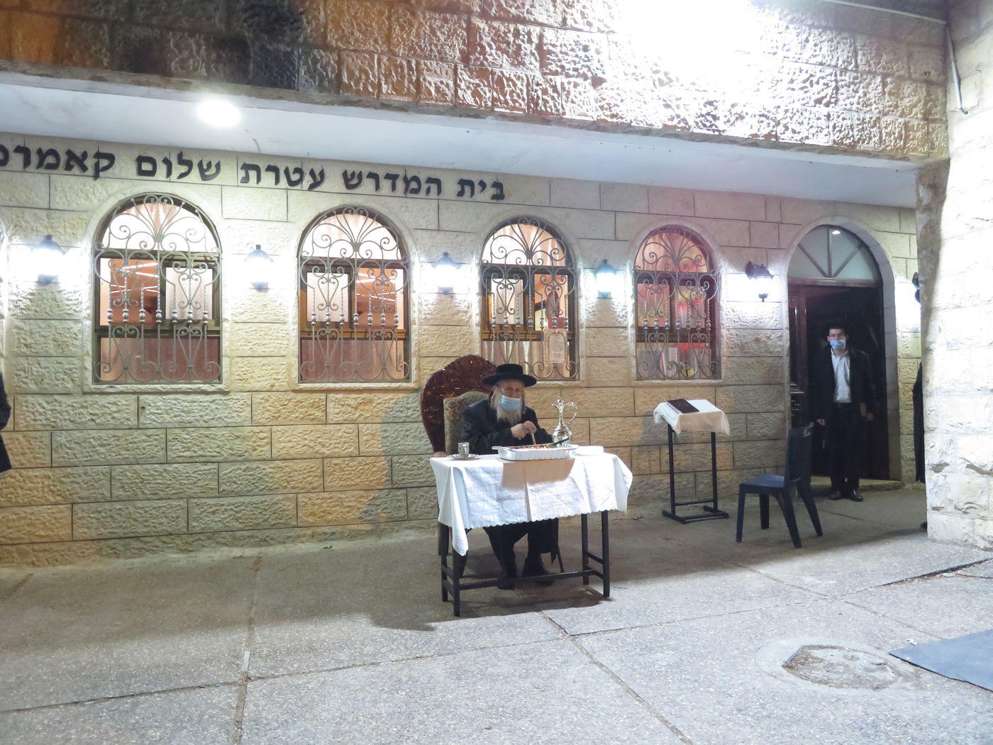 בשטח הפתוח - עטוי במסיכה: הטיש המיוחד של הרבי מקאמרנא