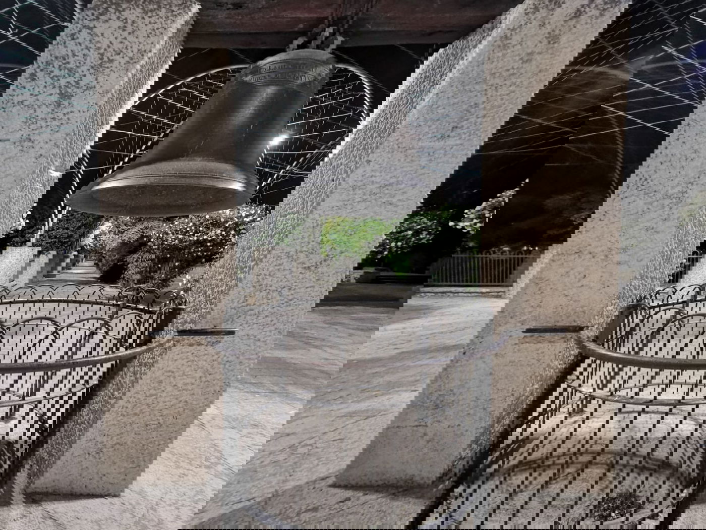 טיול ב'גן הפעמון' באמצע הלילה • גלריה