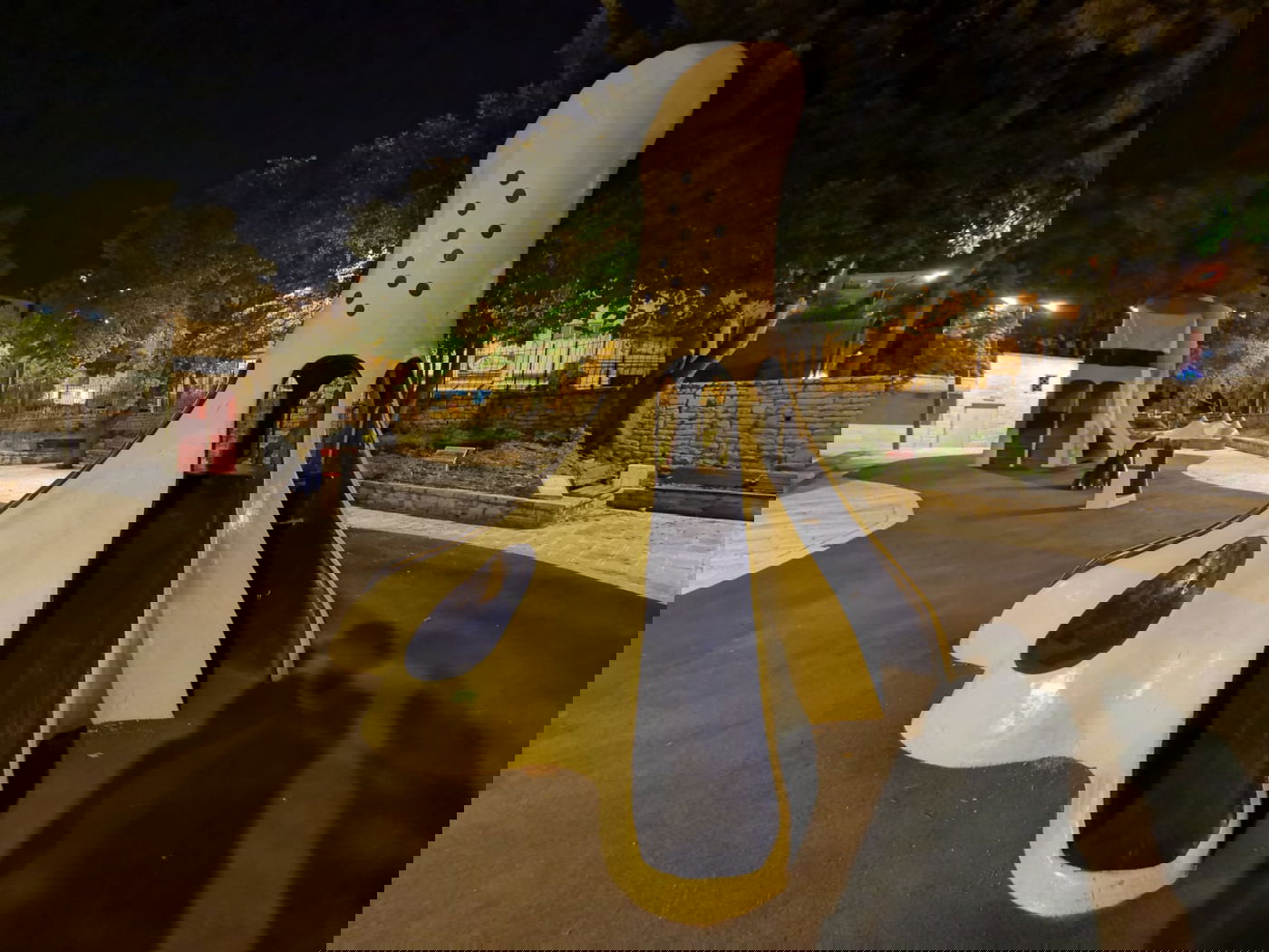 טיול ב'גן הפעמון' באמצע הלילה • גלריה