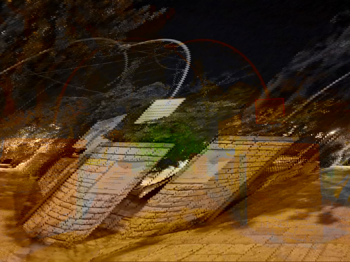 טיול ב'גן הפעמון' באמצע הלילה • גלריה