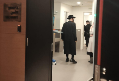 מזל טוב! חתן וכלה התארסו ב...נתב"ג • צפו