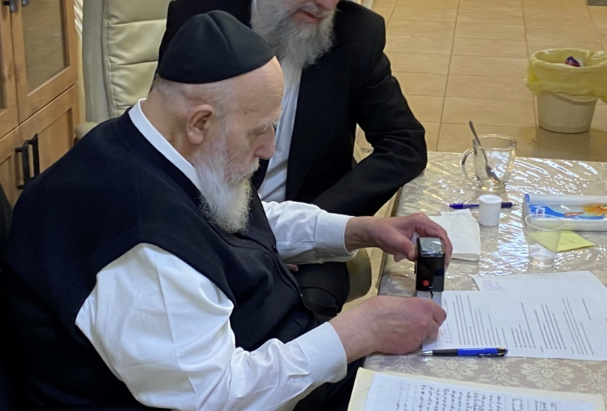 חכם שלום חותם על ההוראות, היום