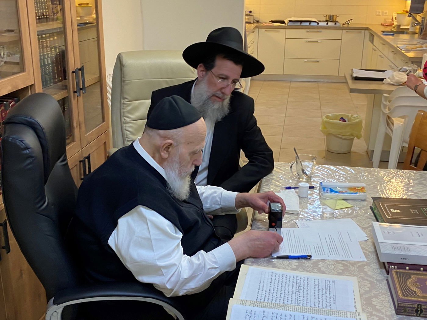 הגר"ש כהן חותם על ההוראות