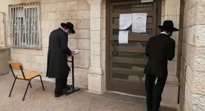 אחרי מנחה: תהילים בכניסה לישיבת מיר • צפו