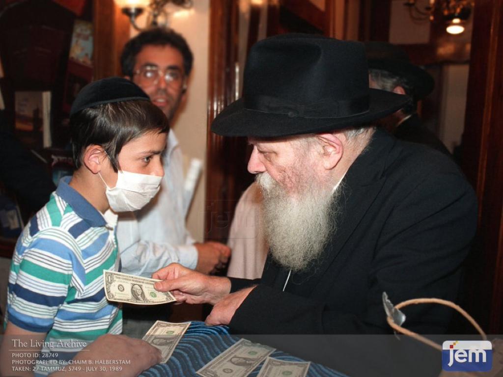 נחשף: מי הילד שעטה מסיכה אצל הרבי?