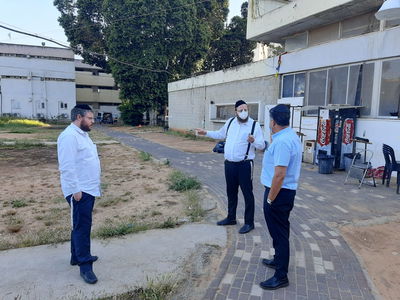 משגיח הישיבה, הגאון רבי אריה שפירא בוחן את הטאפשרויות