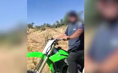 רכב על אופנוע ללא רישיון וקסדה - ונעצר