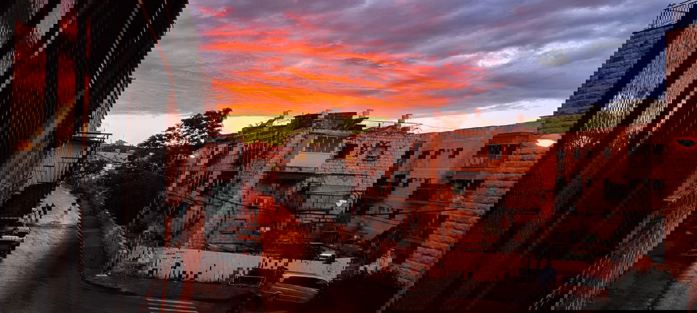 תמונות מרהיבות: השקיעה במאה שערים