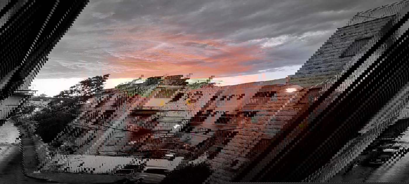 תמונות מרהיבות: השקיעה במאה שערים