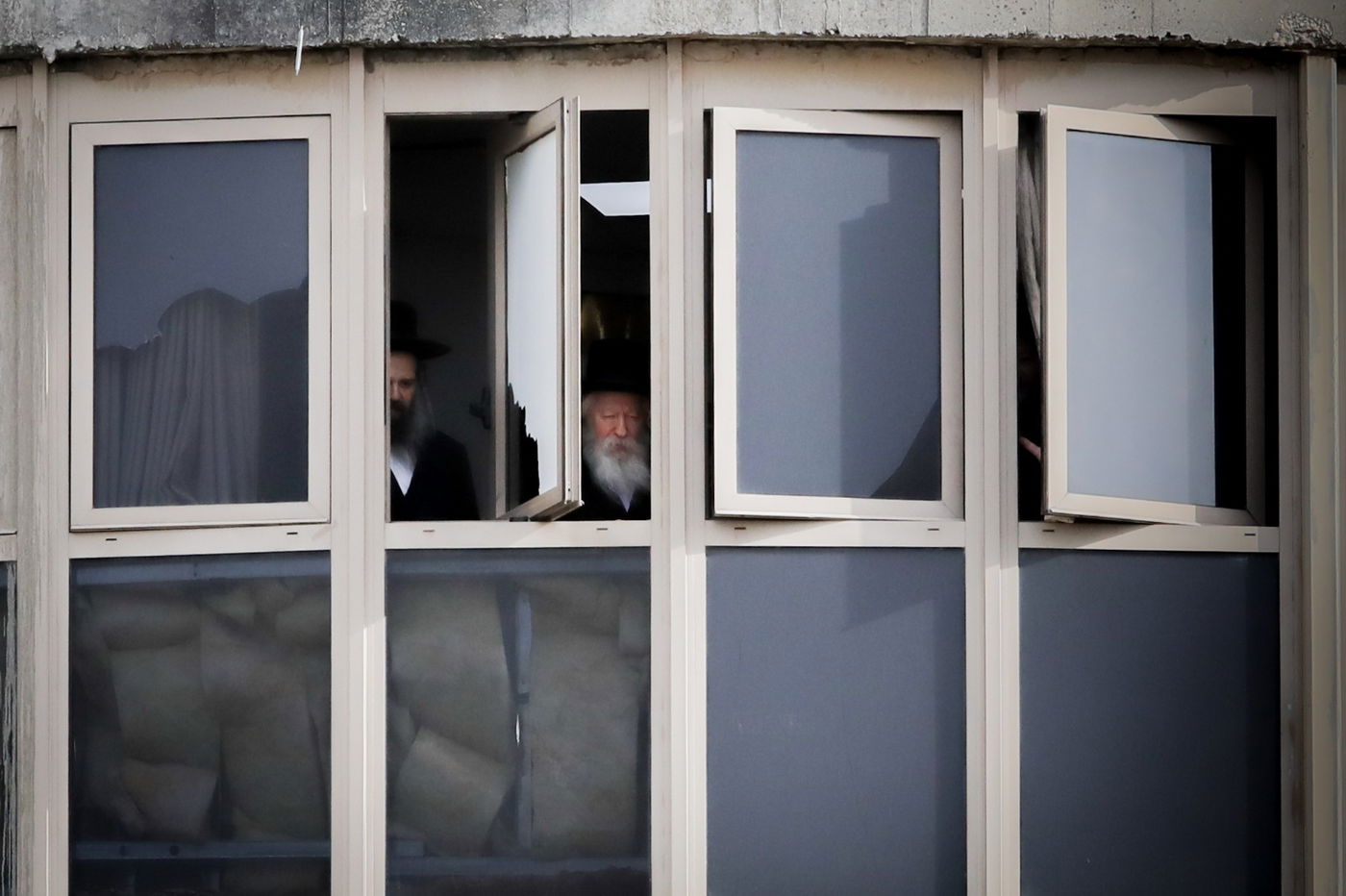 תיעוד: האדמו"ר מגור צפה בהלוויה דרך חלון