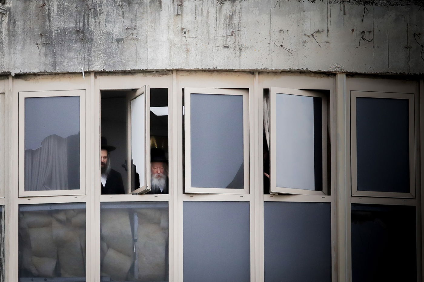 תיעוד: האדמו"ר מגור צפה בהלוויה דרך חלון