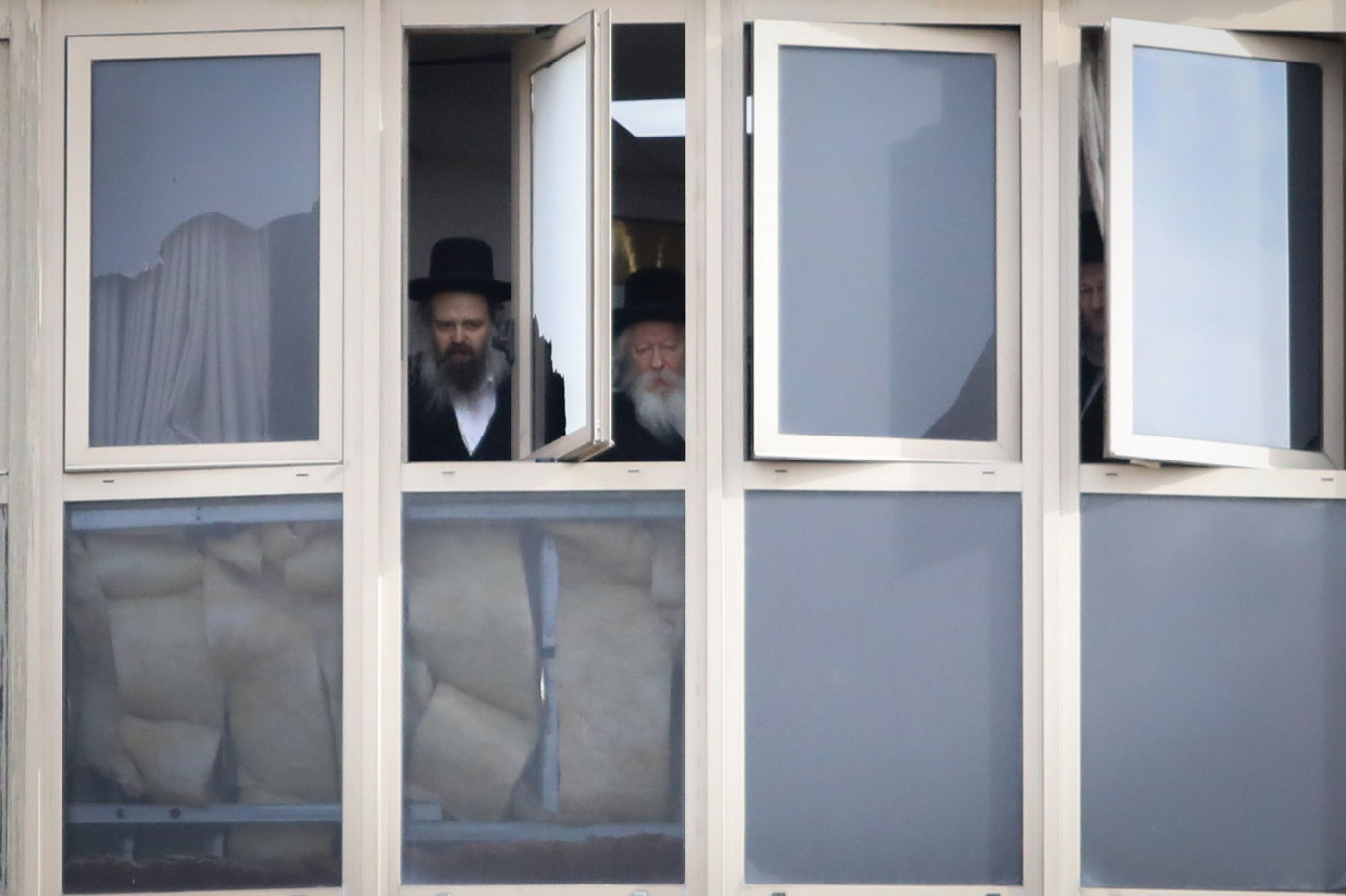 תיעוד: האדמו"ר מגור צפה בהלוויה דרך חלון