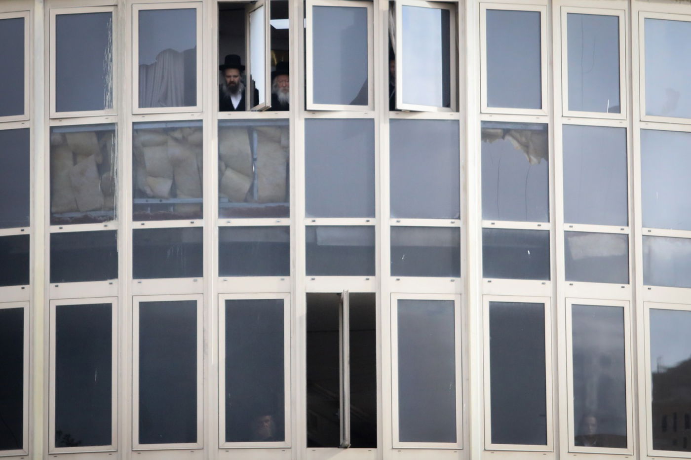 תיעוד: האדמו"ר מגור צפה בהלוויה דרך חלון