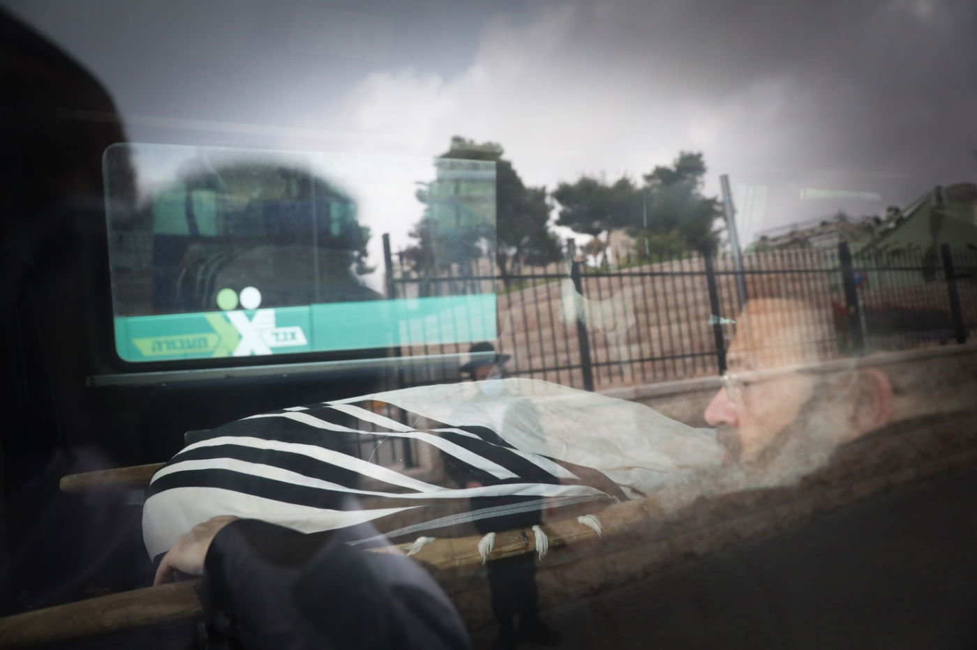 תיעוד: האדמו"ר מגור צפה בהלוויה דרך חלון