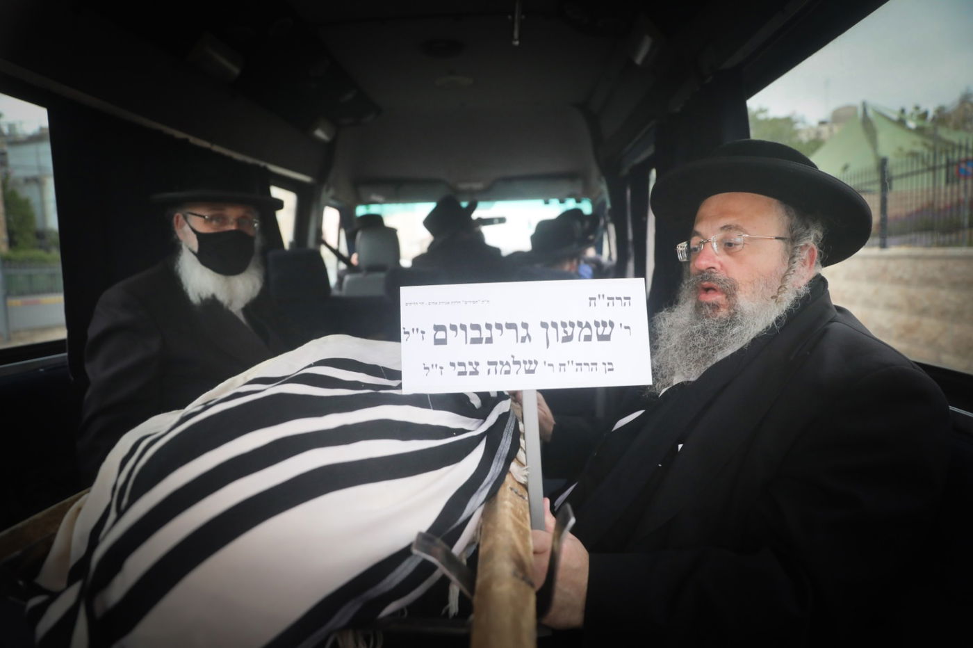 תיעוד: האדמו"ר מגור צפה בהלוויה דרך חלון