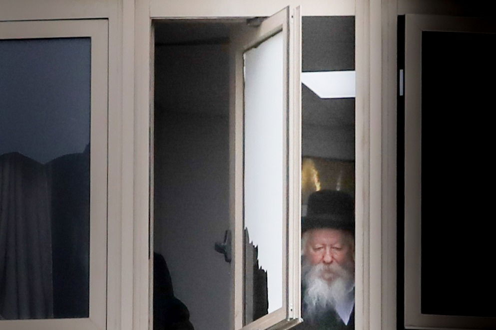 תיעוד: האדמו"ר מגור צפה בהלוויה דרך חלון