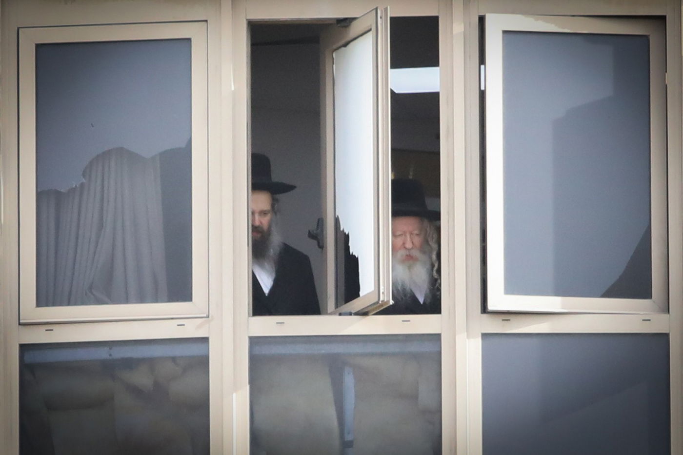 תיעוד: האדמו"ר מגור צפה בהלוויה דרך חלון