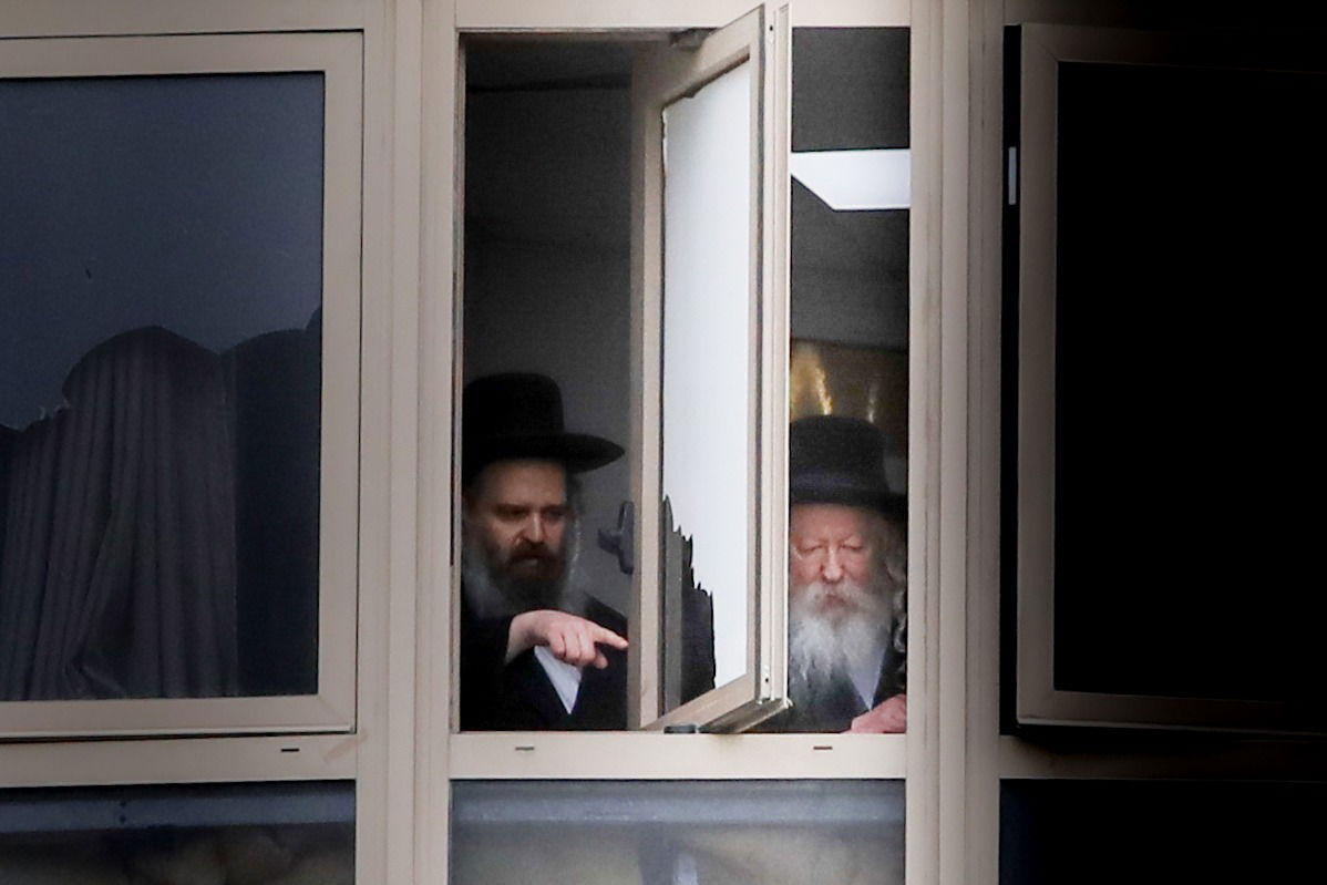 תיעוד: האדמו"ר מגור צפה בהלוויה דרך חלון