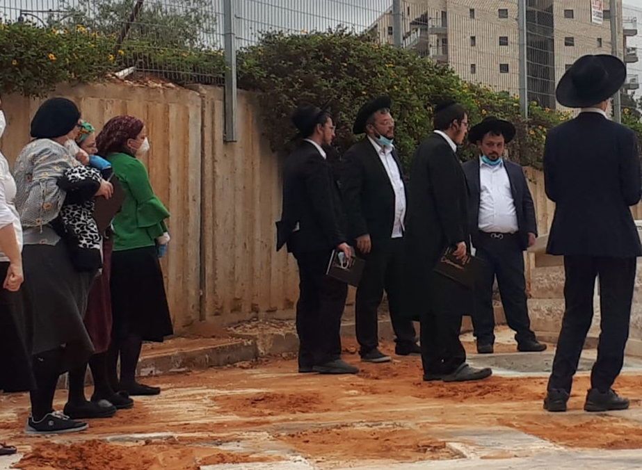 כואב: הילדים השתטחו על קבר אביהם שנפטר מקורונה