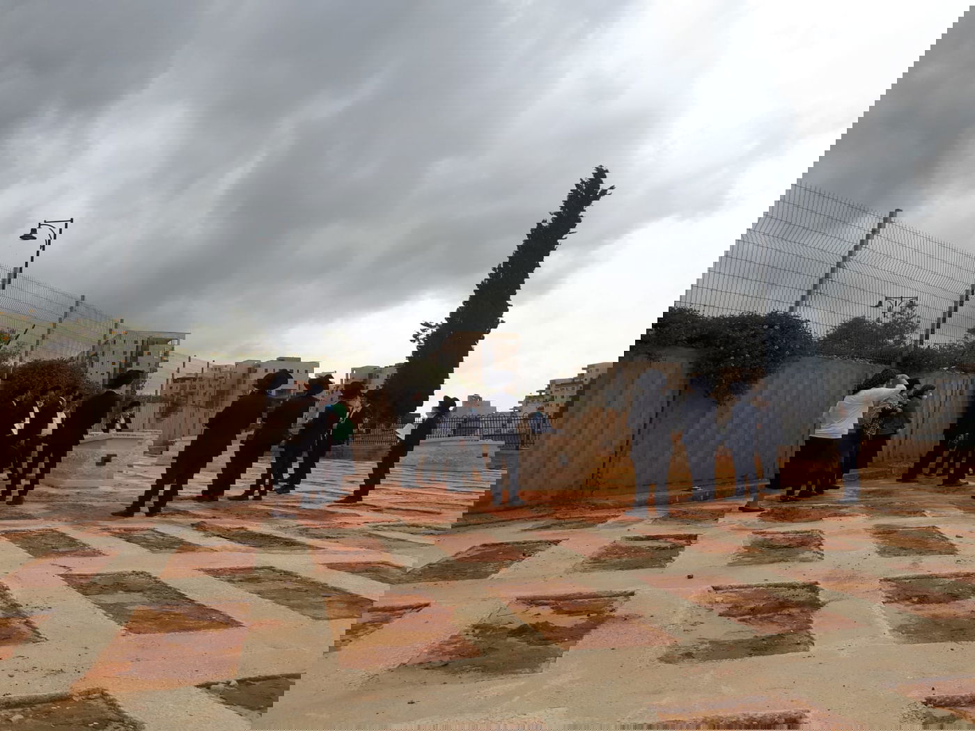 כואב: הילדים השתטחו על קבר אביהם שנפטר מקורונה