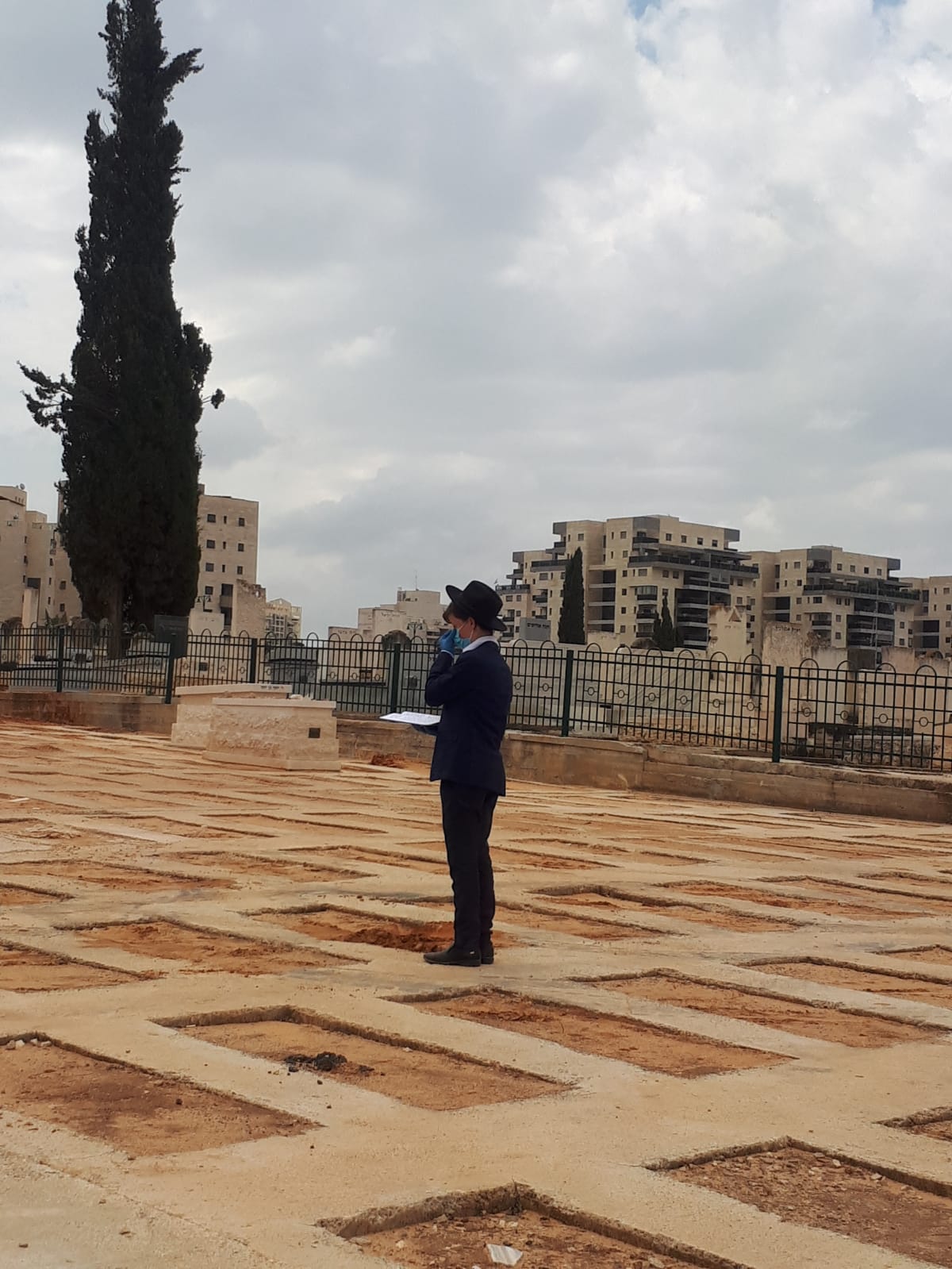 כואב: הילדים השתטחו על קבר אביהם שנפטר מקורונה