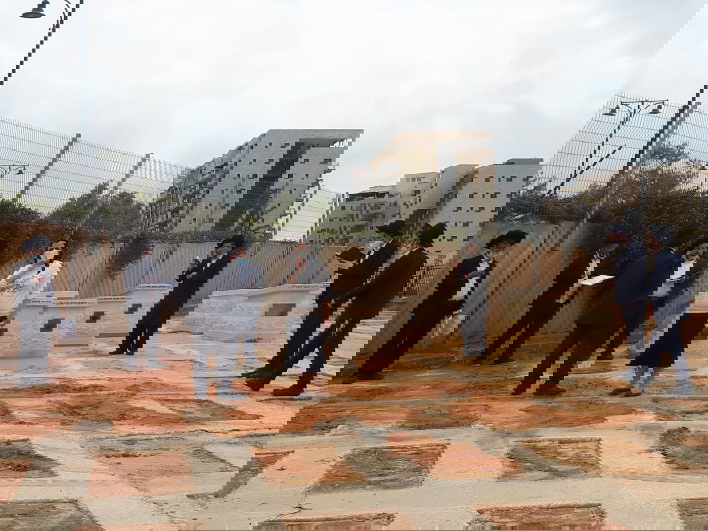 כואב: הילדים השתטחו על קבר אביהם שנפטר מקורונה