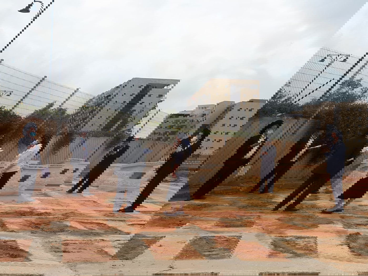 כואב: הילדים השתטחו על קבר אביהם שנפטר מקורונה