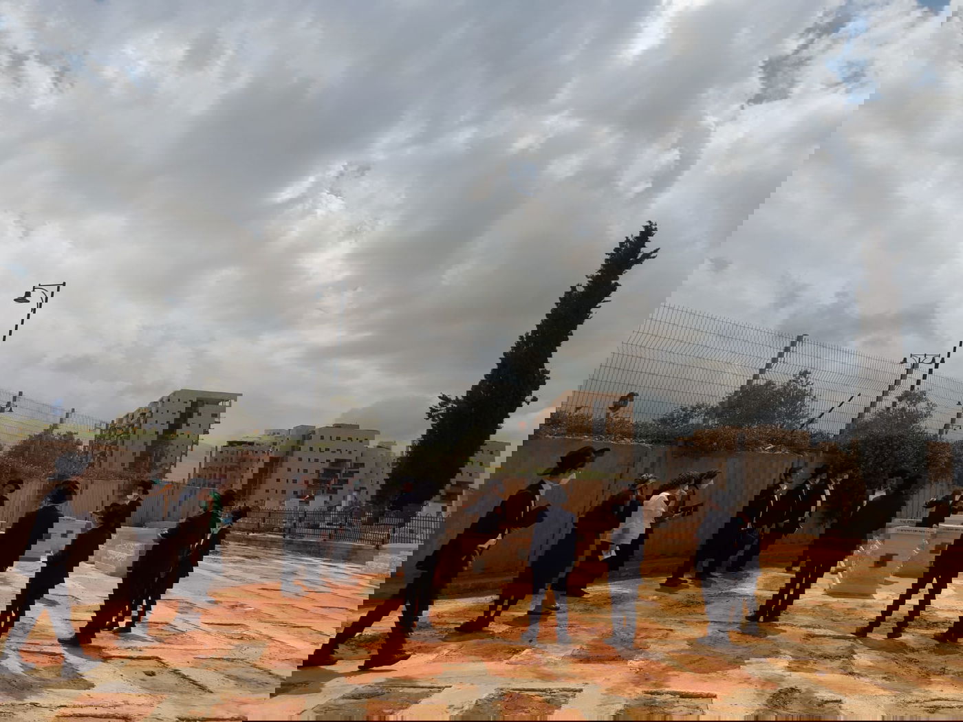 כואב: הילדים השתטחו על קבר אביהם שנפטר מקורונה