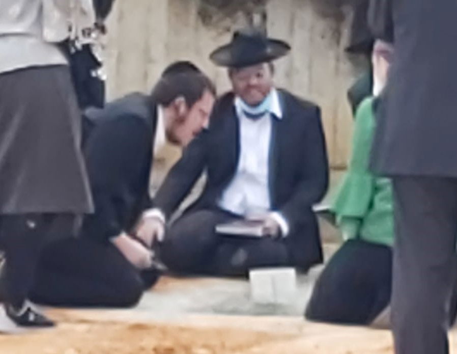 כואב: הילדים השתטחו על קבר אביהם שנפטר מקורונה